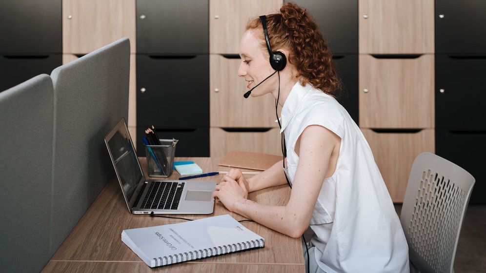 În România, peste 2% din populația activă e angajată în servicii de back și front office, financiar-contabile, tech support sau customer support