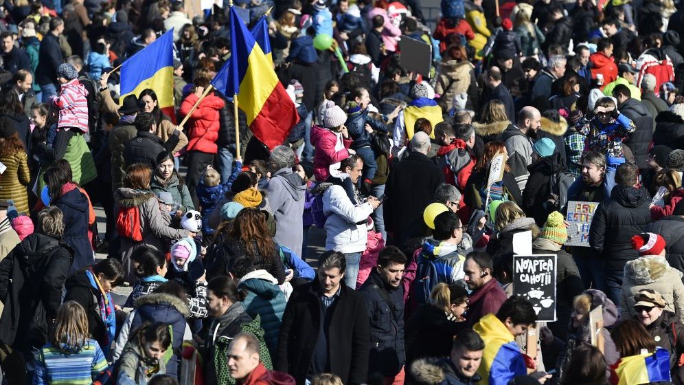 Guvernele pot interzice protestele pe motive de sănătate publică