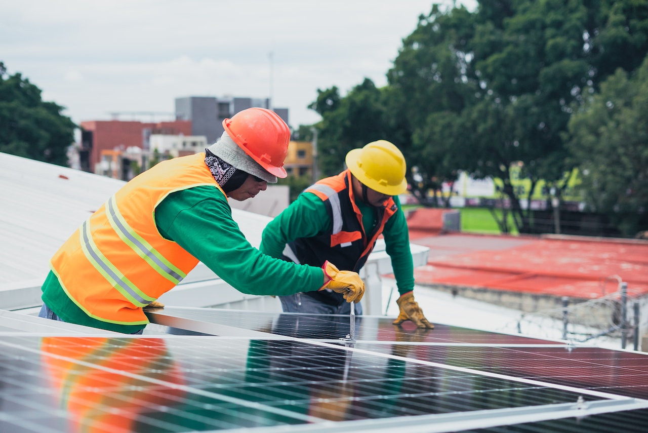 Primăriile, spitalele și universitățile își vor produce singure energia. Bolojan anunță programe de sute de milioane de euro