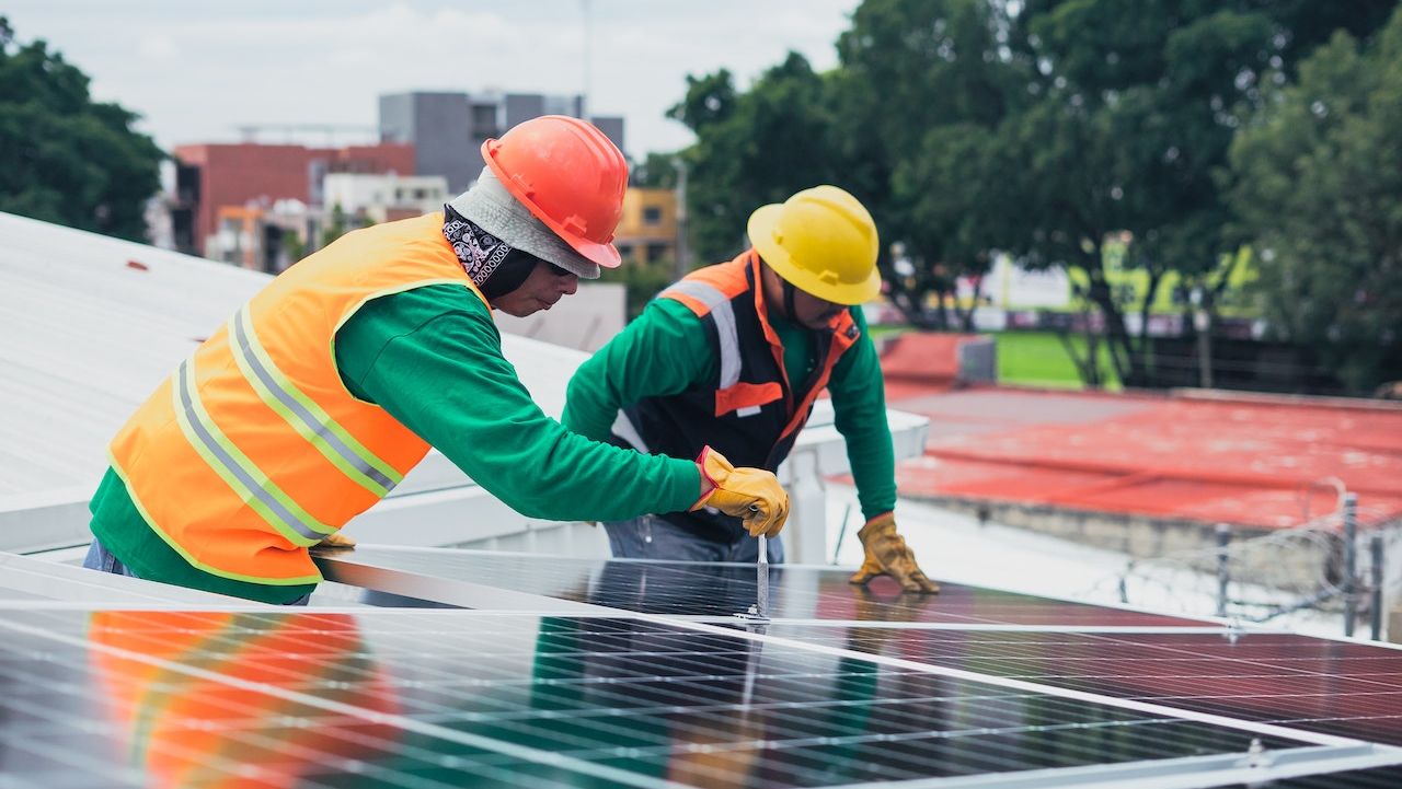 Primăriile, spitalele și universitățile își vor produce singure energia. Bolojan anunță programe de sute de milioane de euro