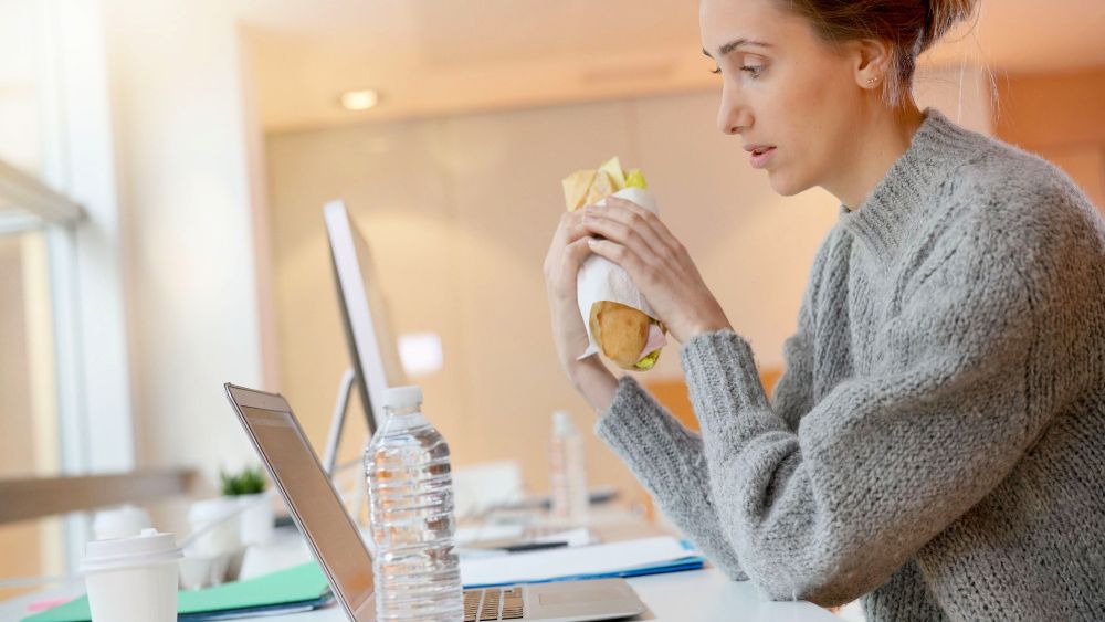 Studiu: Stresul de la job și mâncatul în fața laptopului și-au spus cuvântul după doi ani de pandemie. Angajații români, mai grași de la lipsa de mișcare