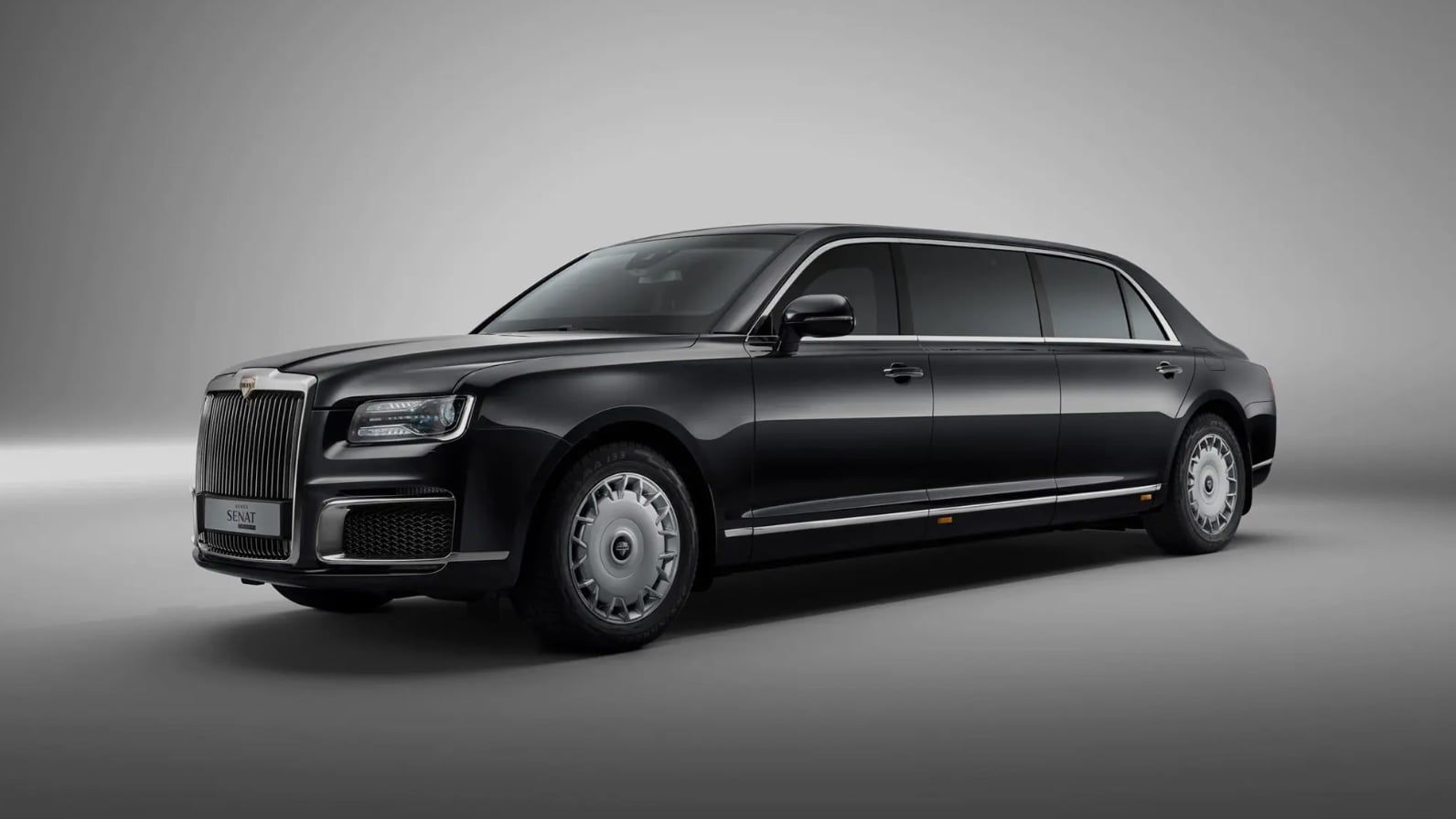 Producătorul preferat de mașini al lui Putin a fost vândut. Cât costă limuzinele rusești