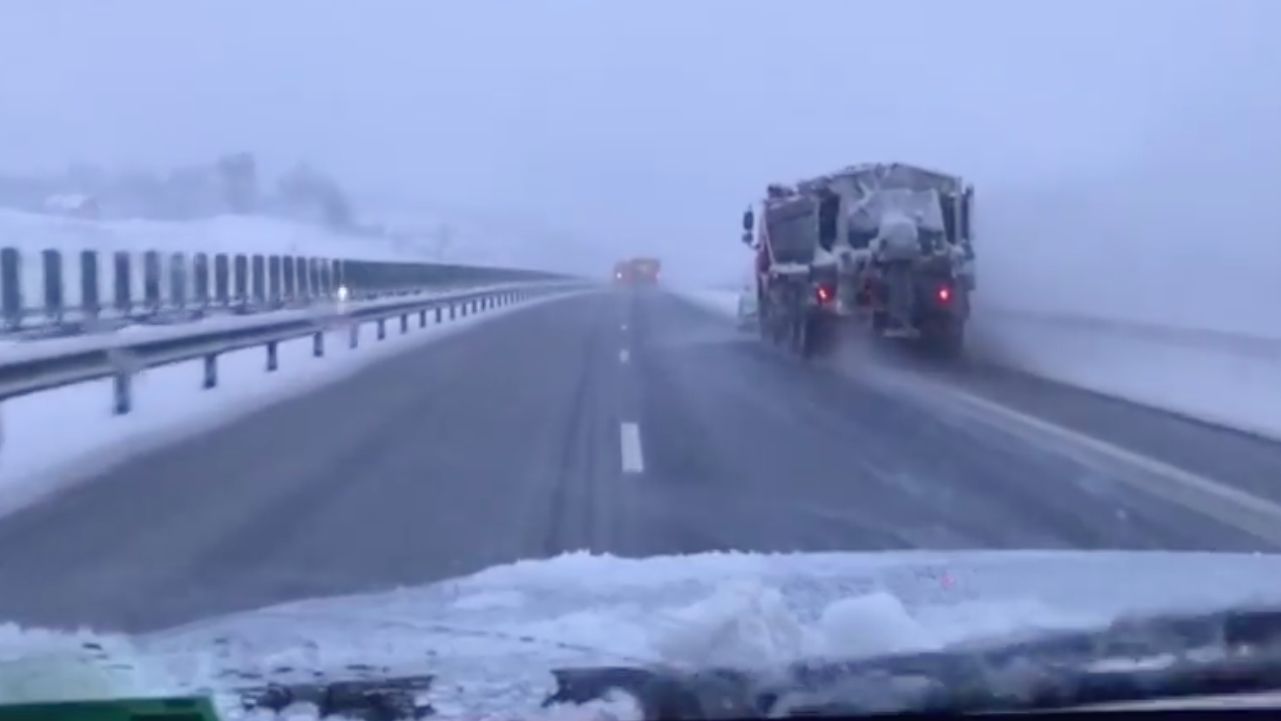 Circulaţie în condiţii de iarnă pe drumurile din centrul țării. Avertizări: cod galben și portocaliu