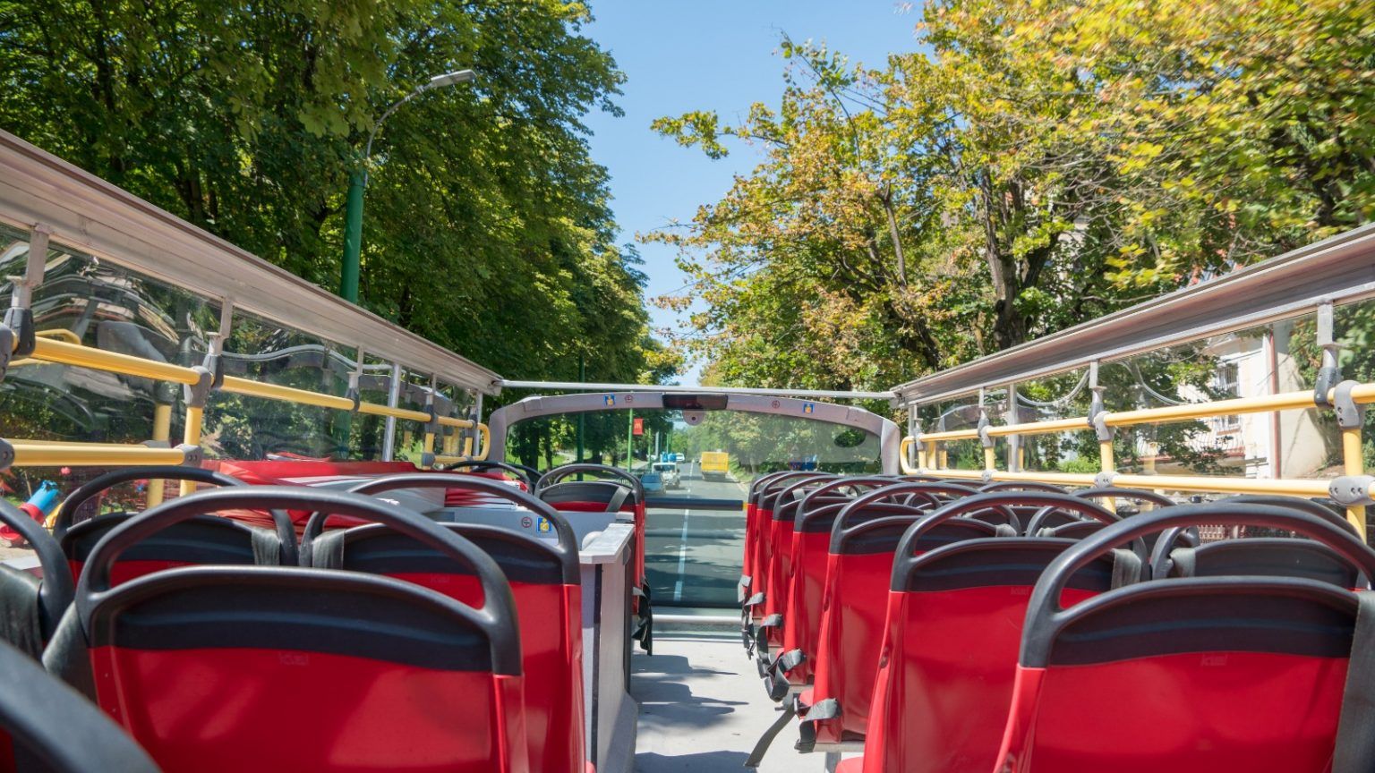 Primăria Brașov pune în circulație autobuzul supraetajat, de la Centrul Vechi la Poiana Brașov