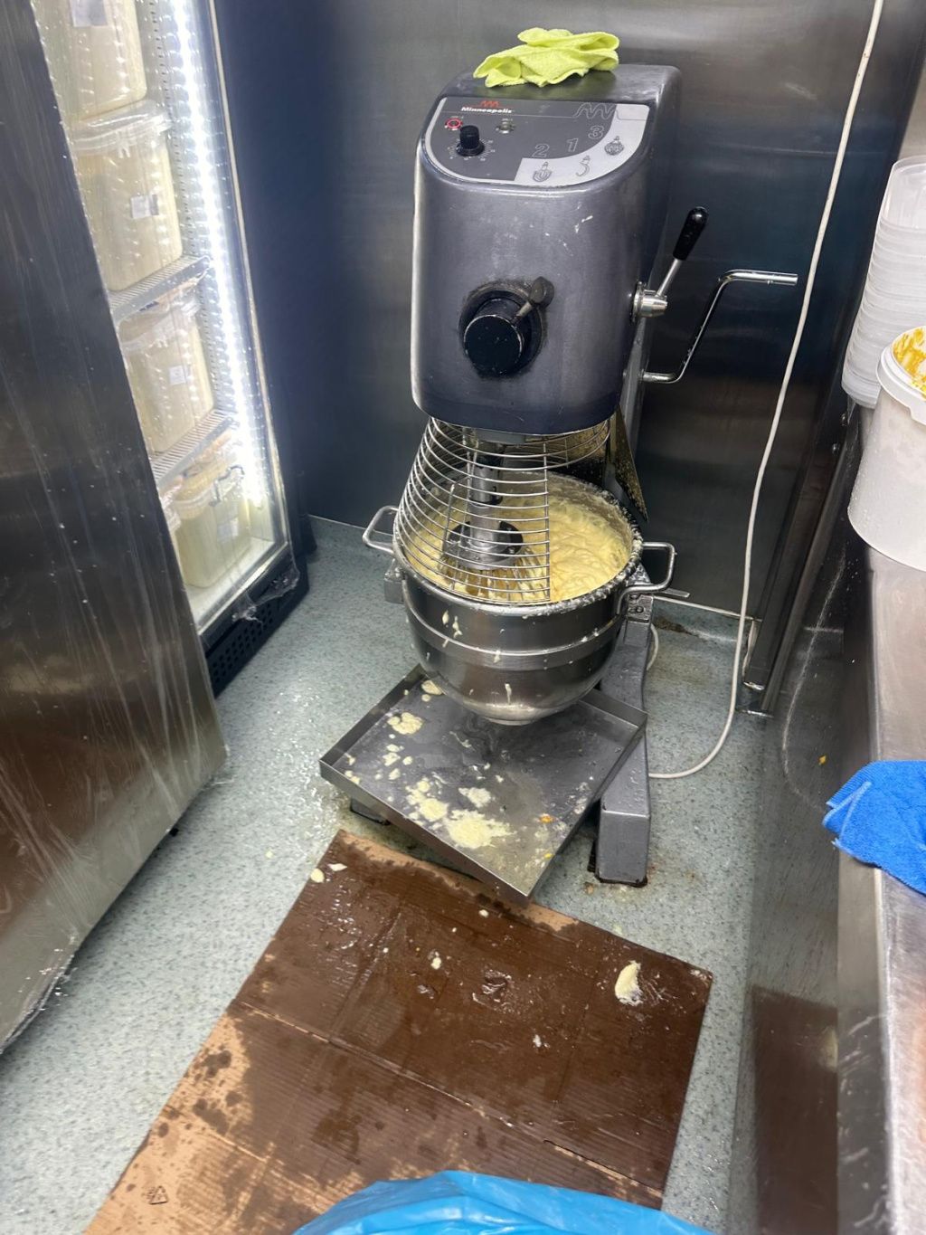 FOTO | ANPC a amendat unul dintre cele mai mari lanțuri de șaormerii din Capitală - Imagine 8