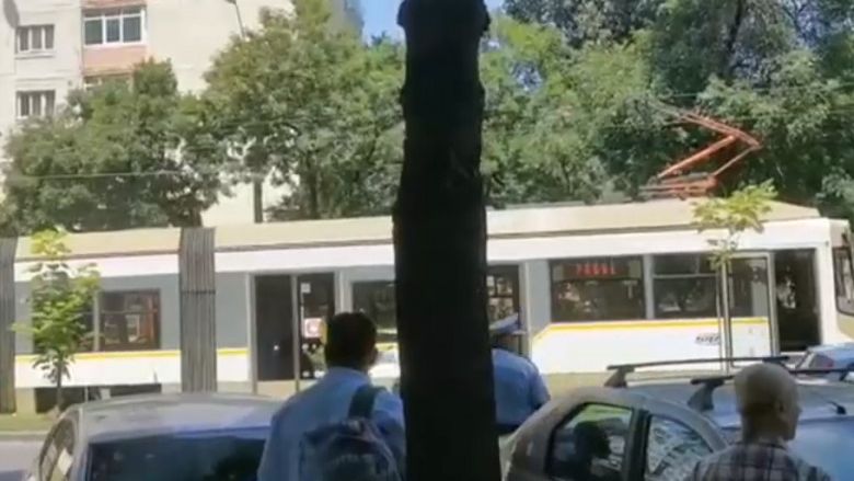Un tramvai din București s-a rupt pe șine și a deraiat