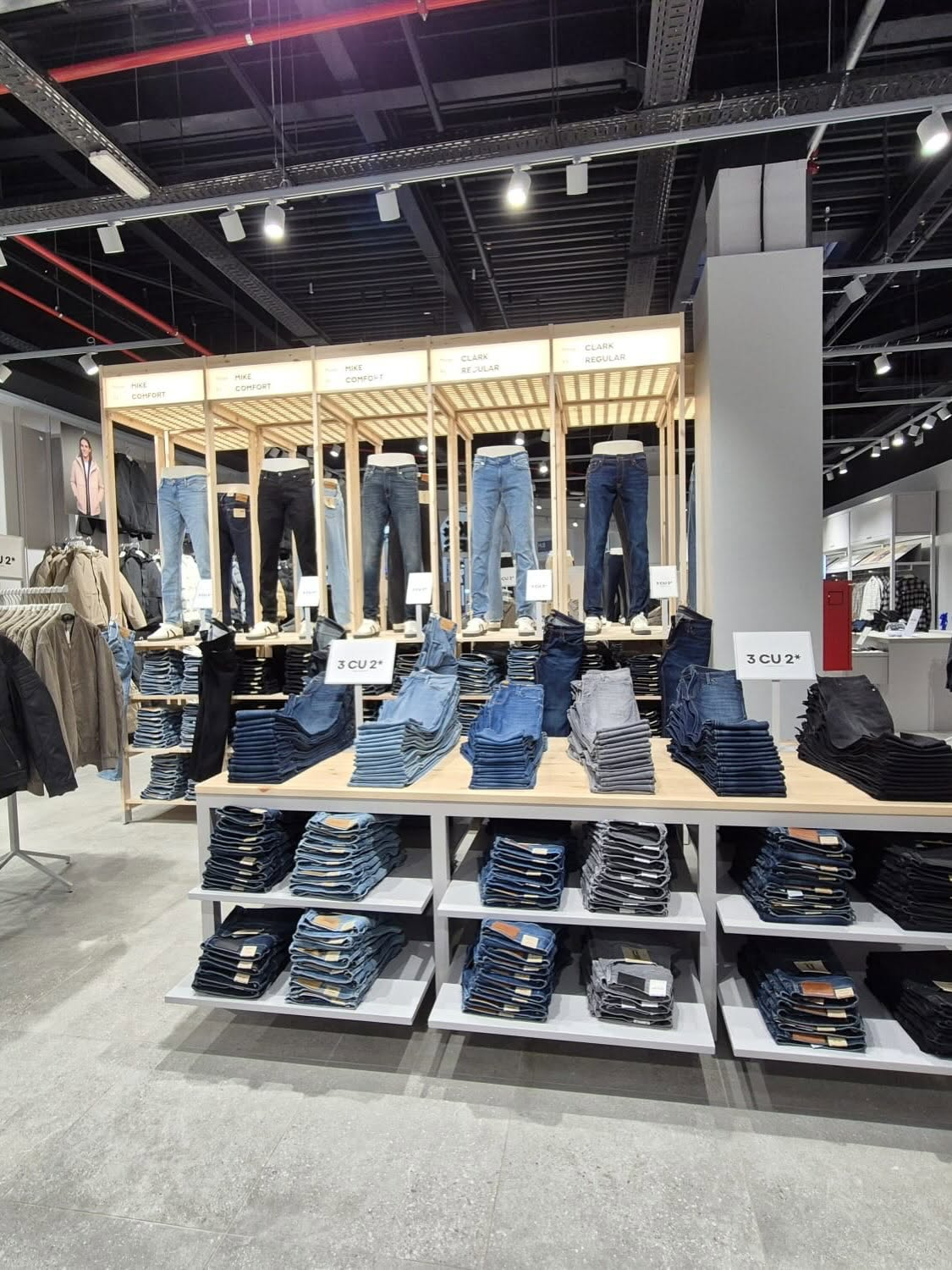 Un nume greu din moda internațională a deschis magazin și în București. Cu ce oferte vine gigantul danez