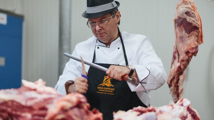 Au vandut un apartament si au transformat o magazie intr-o microcarmangerie. Vand acum de milioane de euro