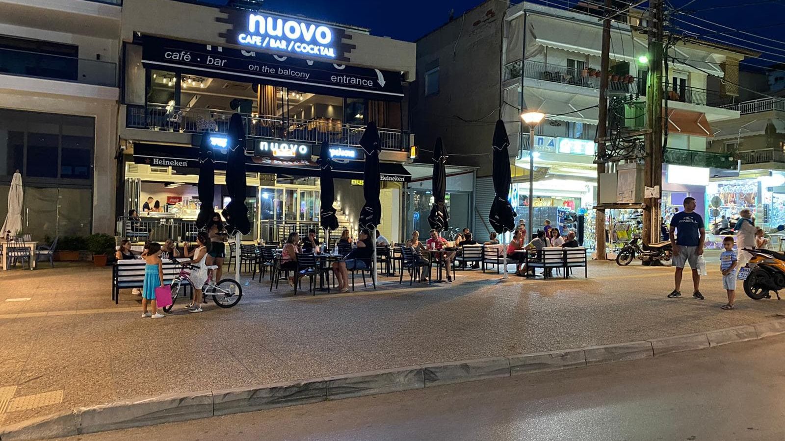 Șezlonguri la 5 euro și cod de bare pentru comanda la terasă. Cum arată Grecia lui iulie 2020