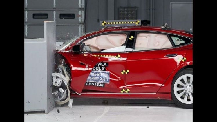 Tesla Model S nu a trecut clasa la capitolul securitate in caz de accident