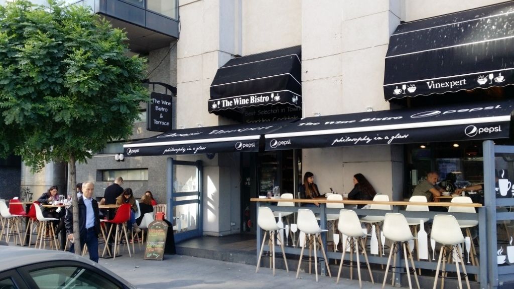 Review George Butunoiu: Cand nu te intreaba nimeni daca bei un pahar cu vin intr-un wine bistro