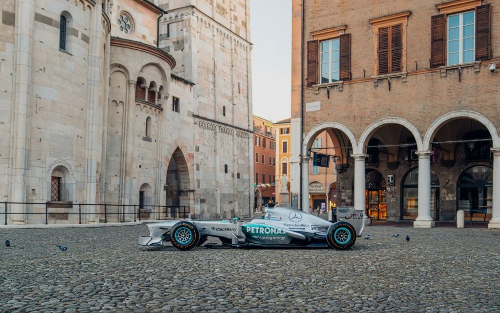 GALERIE FOTO | Mașina de F1 a lui Hamilton care s-a vândut pe o sumă record - Imagine 2