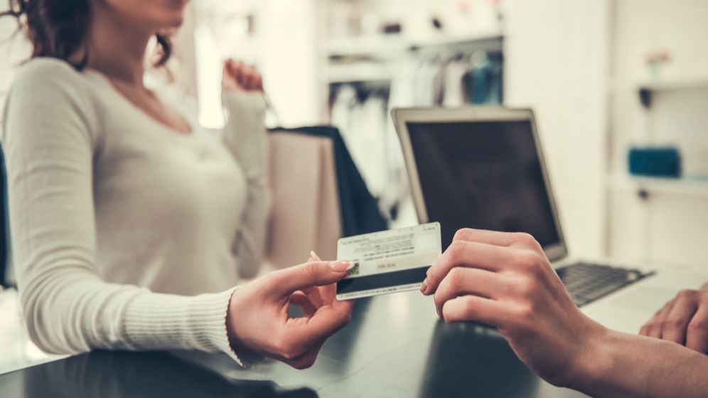 Studiu: Mulți consumatori evită magazinele unde nu pot plăti contactless cu cardul