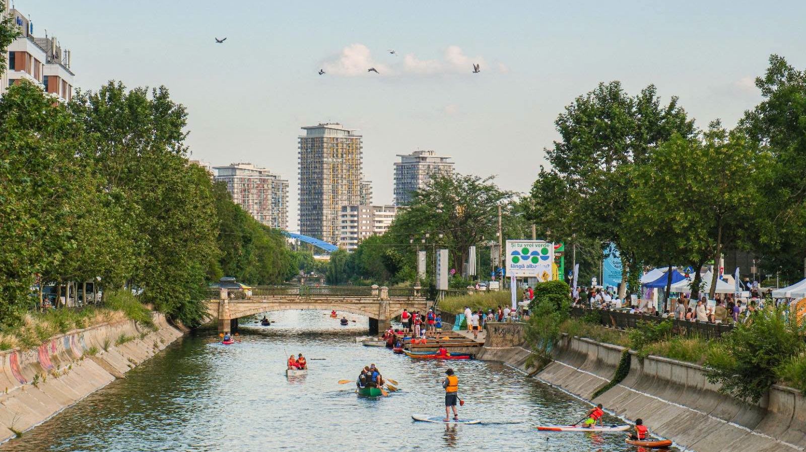 Bucureștenii se pot plimba gratuit cu caiacul pe Dâmbovița. Programul și ambarcațiunile disponibile