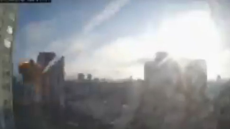 VIDEO Momentul în care un bloc cu 15 etaje din Kiev e lovit de o rachetă rusească