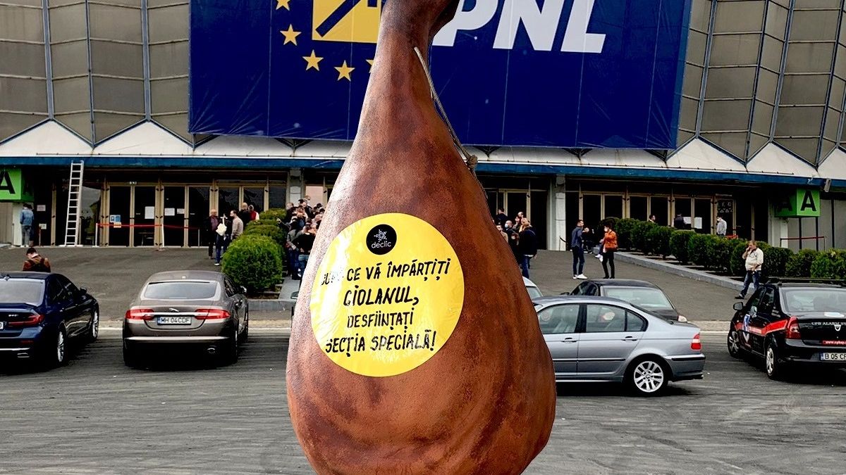 Protestatarii au venit cu un ciolan de 2 metri la Romexpo pentru liberalii care-și aleg șeful