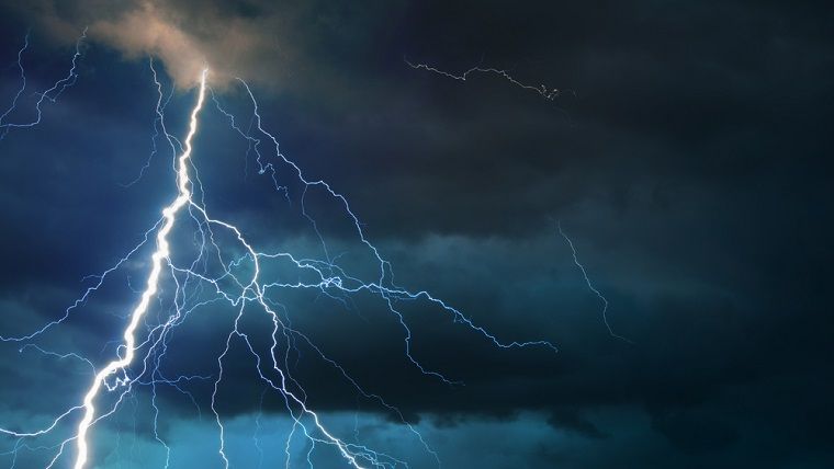 Cod galben de ploi si vijelii in 12 judete din jumatatea de vest a tarii, disconfort termic si canicula in sud, est si centru