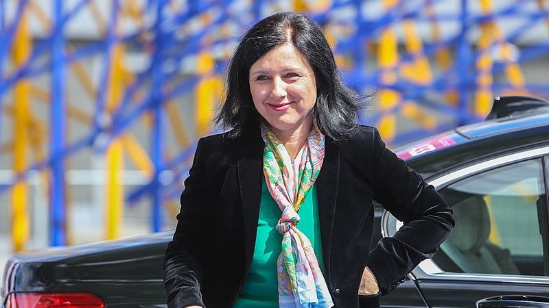 Comisarul european pentru justitie cere lamuriri din partea Facebook privind Cambridge Analytica