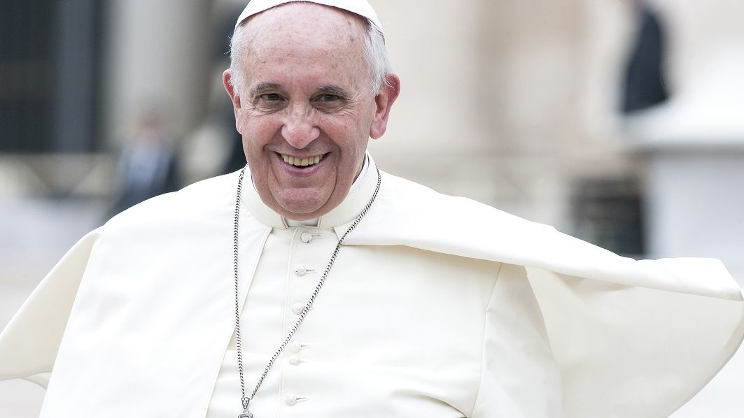 Peste 2.000 de persoane il asteapta pe Papa Francisc la aeroportul din Sibiu