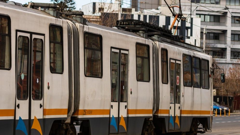 Cu poliția în tramvaiele din Capitală, pentru a-i amenda pe cei care fac mizerie