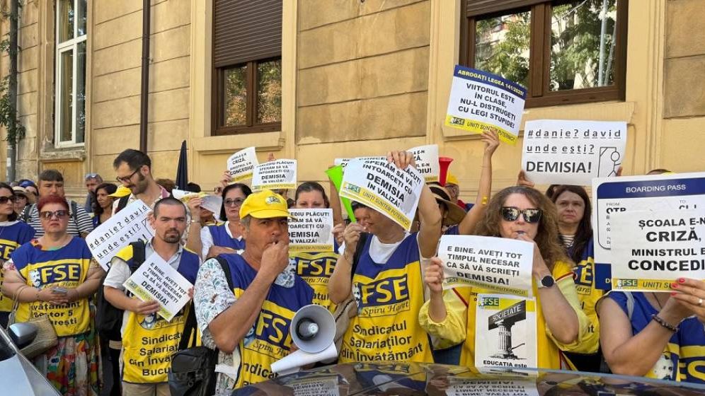 Sindicaliștii din educație continuă protestele: „Ne-am săturat să suferim noi pentru greșelile voastre”