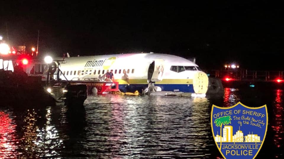 Un Boeing 737 a iesit de pe pista si a aterizat intr-un rau