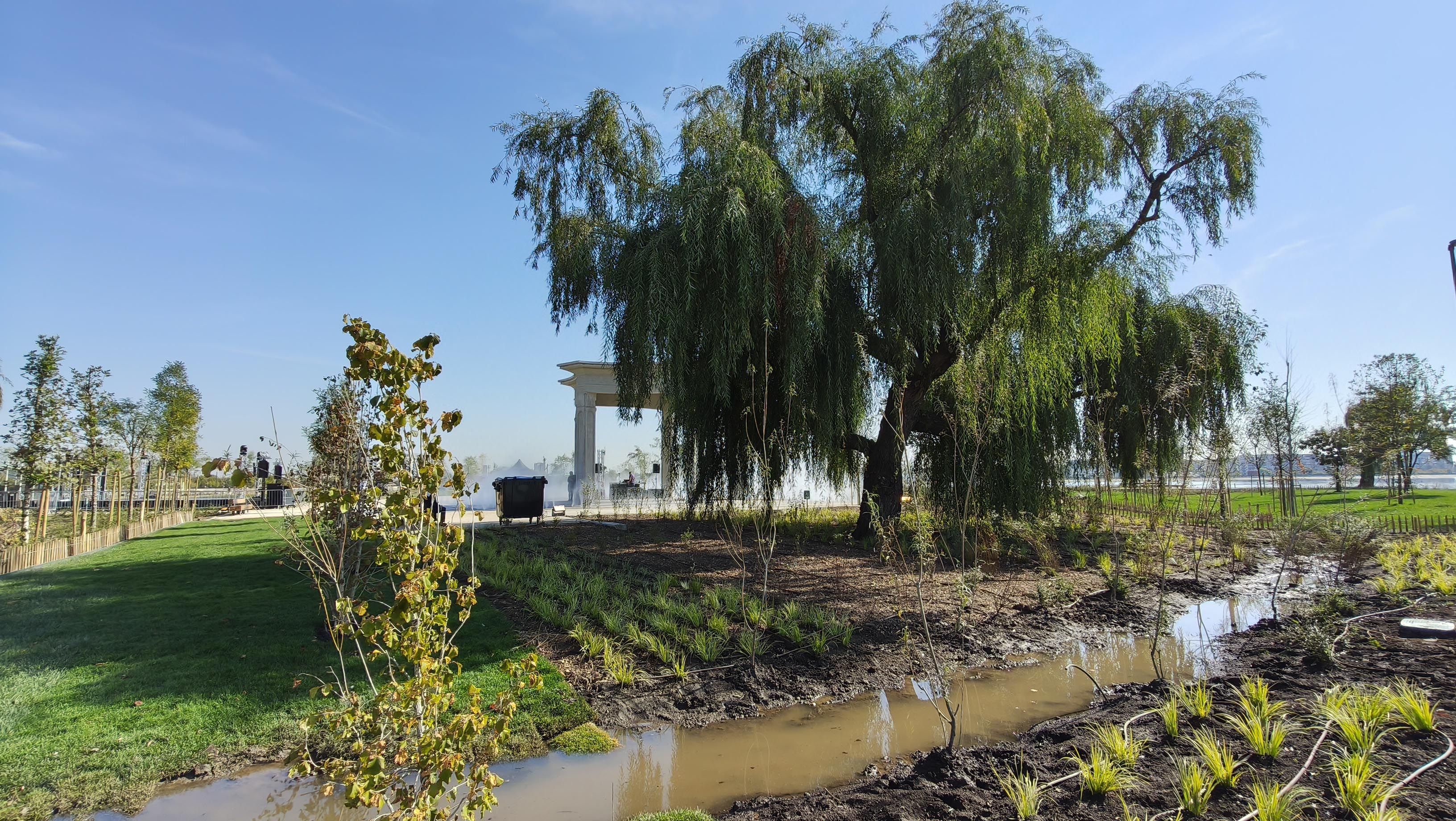 [FOTO] Cum arată insula de pe Lacul Morii după restaurare. Primăria S6 va organiza aici evenimente tot weekendul - Poza 15