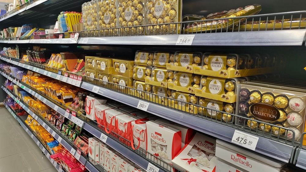 Românii, spaima vânzătorilor din UK. Ciocolata este cea mai furată din magazine