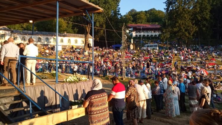 Mii de oameni participă la pelerinajul de la Mănăstirea Nicula din Cluj