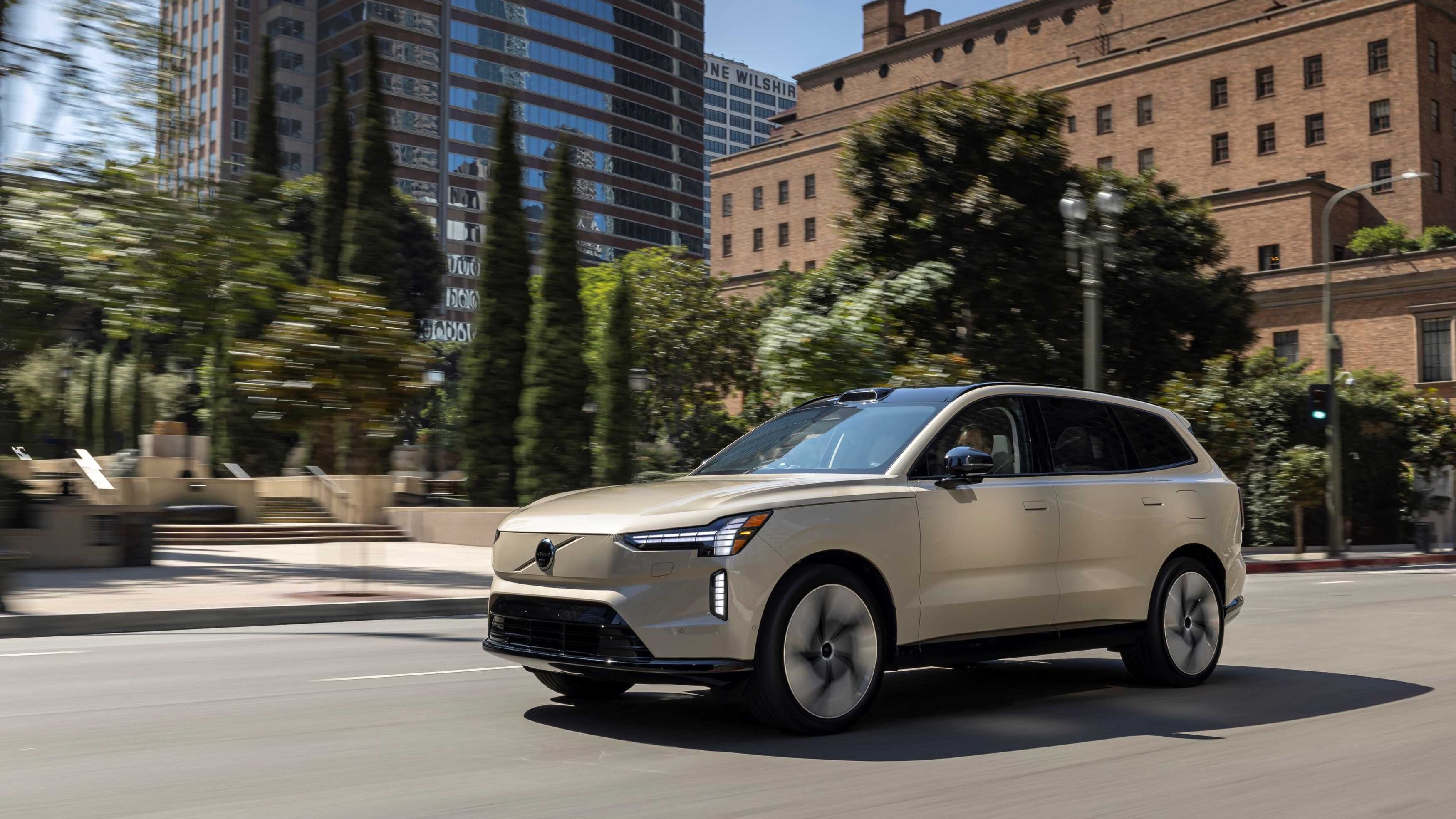 Volvo recunoaște că nu va putea să vândă doar mașini electrice din 2030. Care sunt motivele