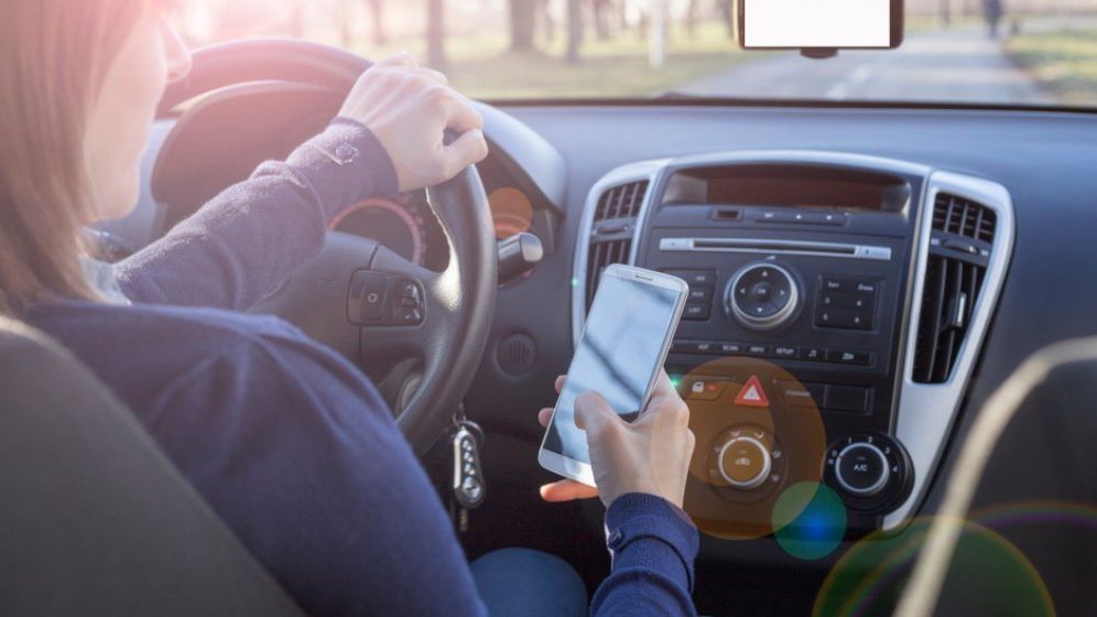 Guvernul va introduce noi sanctiuni pentru folosirea inadecvata a telefonului mobil de catre conducatorii auto