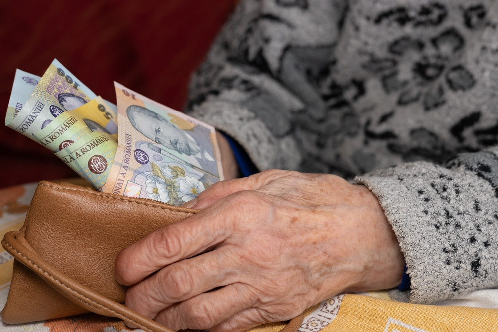 STUDIU: Românii rămân fără bani înainte de finalul lunii: doar 8,7% mai reușesc să economisească