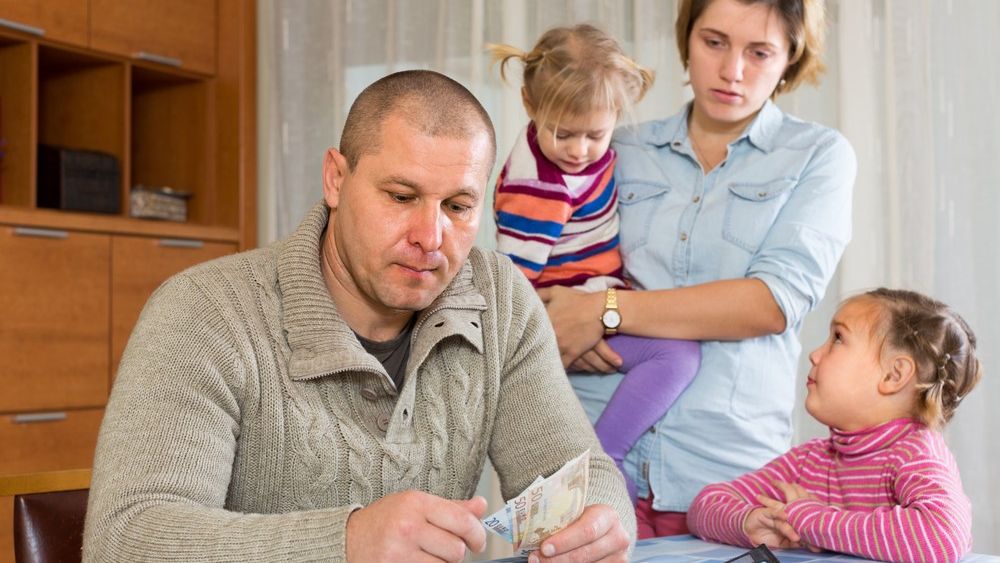 Temeri cand vine vorba despre banii in familie sunt: teama de a nu avea un venit sigur si frica de a nu isi putea intretine copiii
