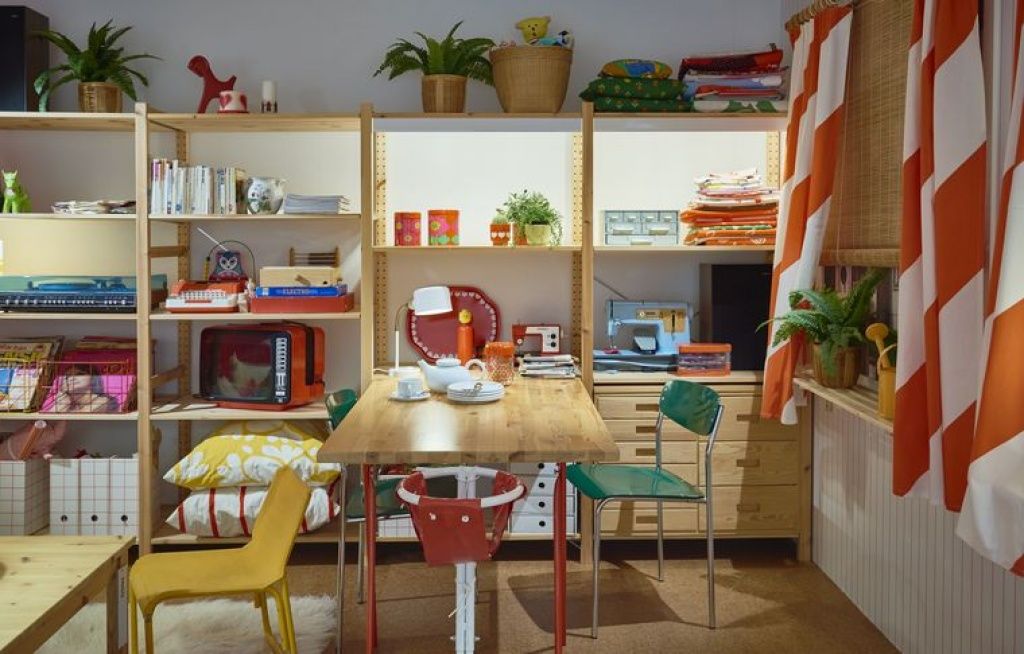 Expozitia principala- Our Story- imagine cu mobilier din anii 70.