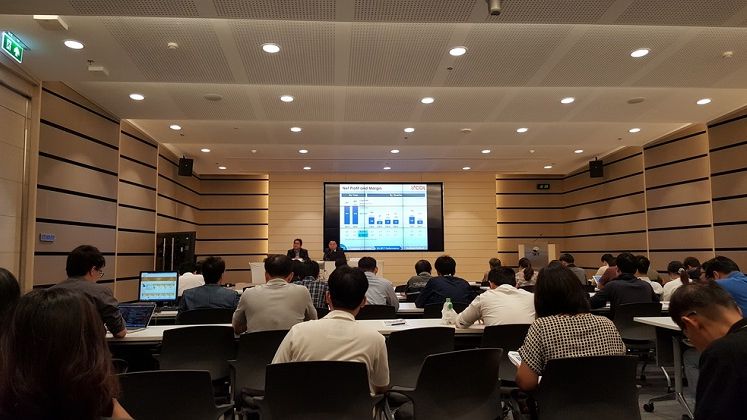 Companiile de stat de pe bursa dau lectii de relatii cu investitorii "privatilor". Jumatate din firmele private nici nu se obosesc sa raspunda intrebarilor