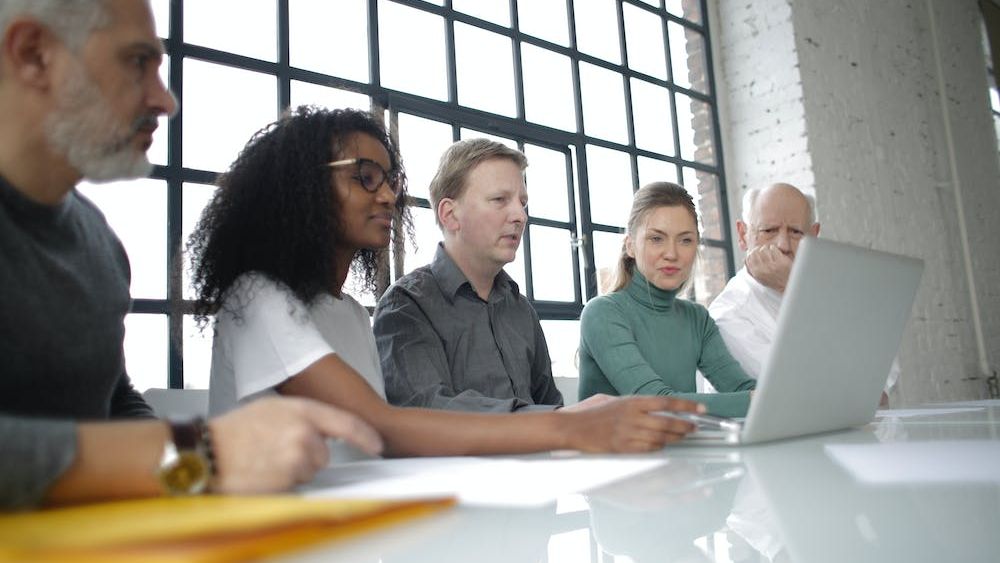 De la Gen Z, la Baby Boomers. Ce contează pentru fiecare generație la locul de muncă