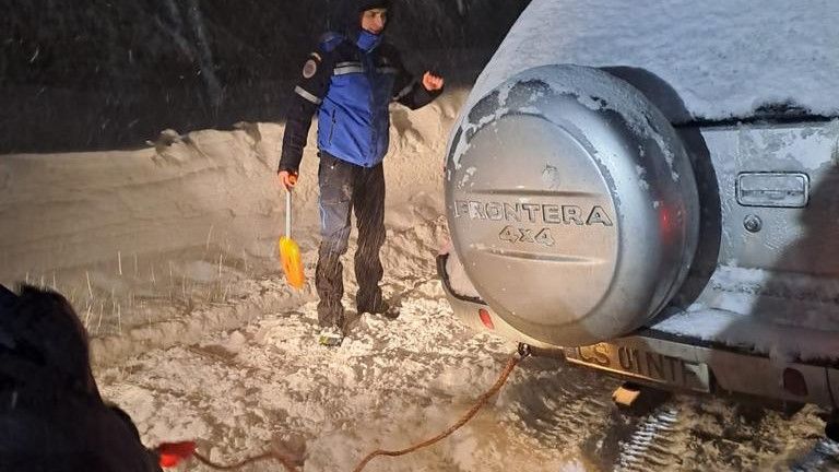 FOTO l Zeci de turiști români, blocați în stațiunea Semenic din cauza zăpezii abundende