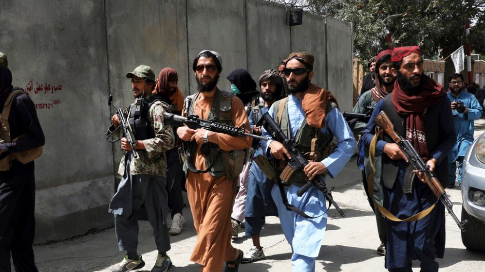 Americanii, escortați de talibani, cu care până acum o lună erau în război