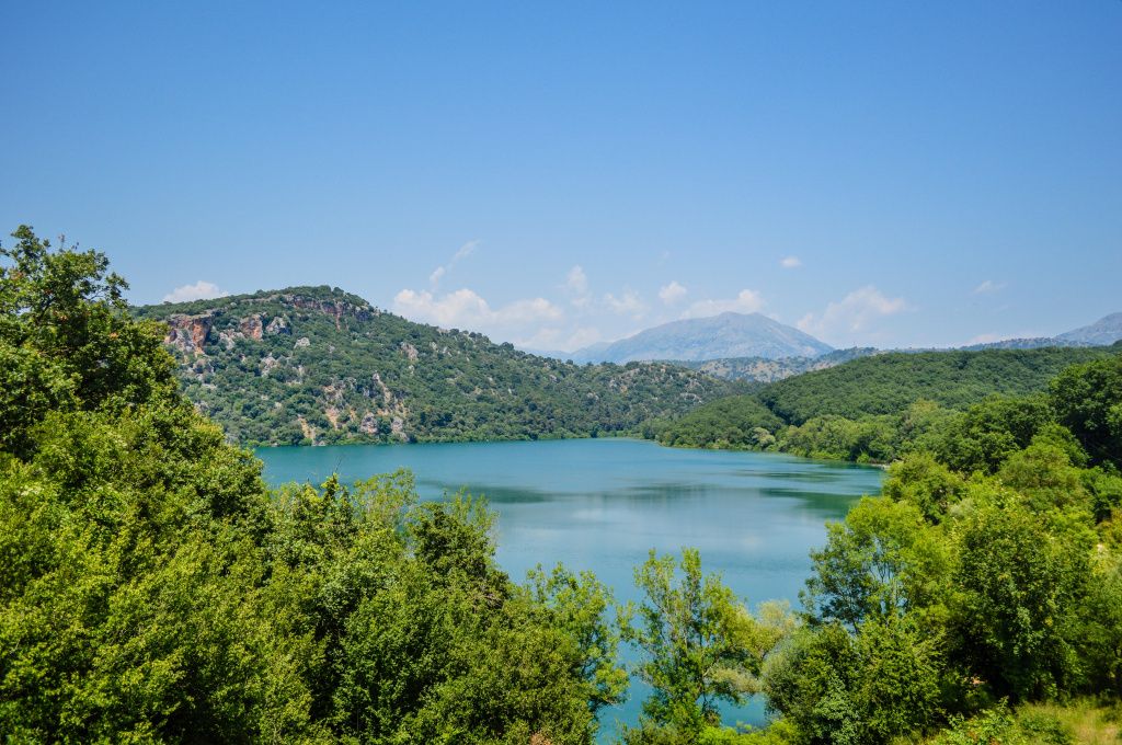 Lacul Zoros. Există un restaurant aflat în acest punct din care s-a făcut poza, vederea fiind de apreciat.