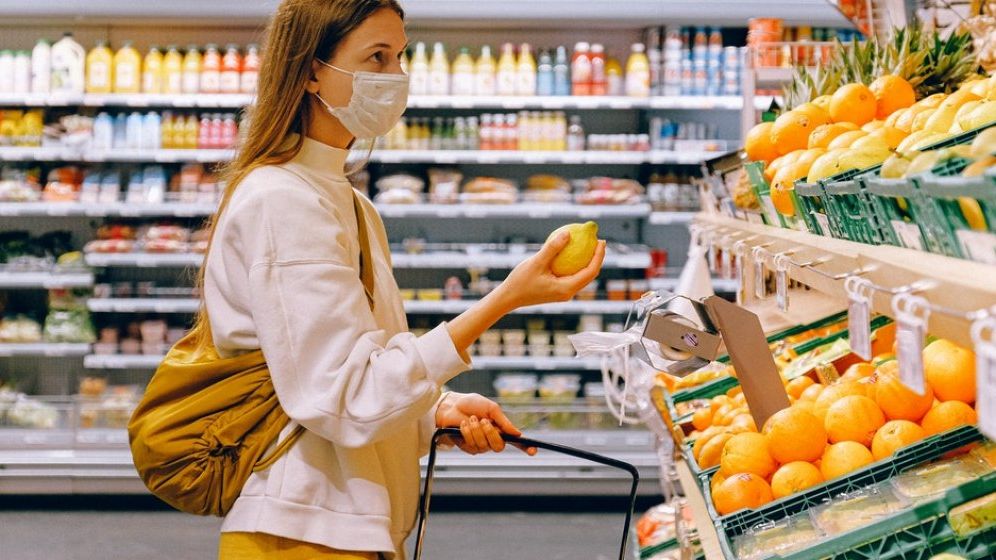 Legumele, fructele și produsele din carne nu lipsesc din coșul de cumpărături al românilor