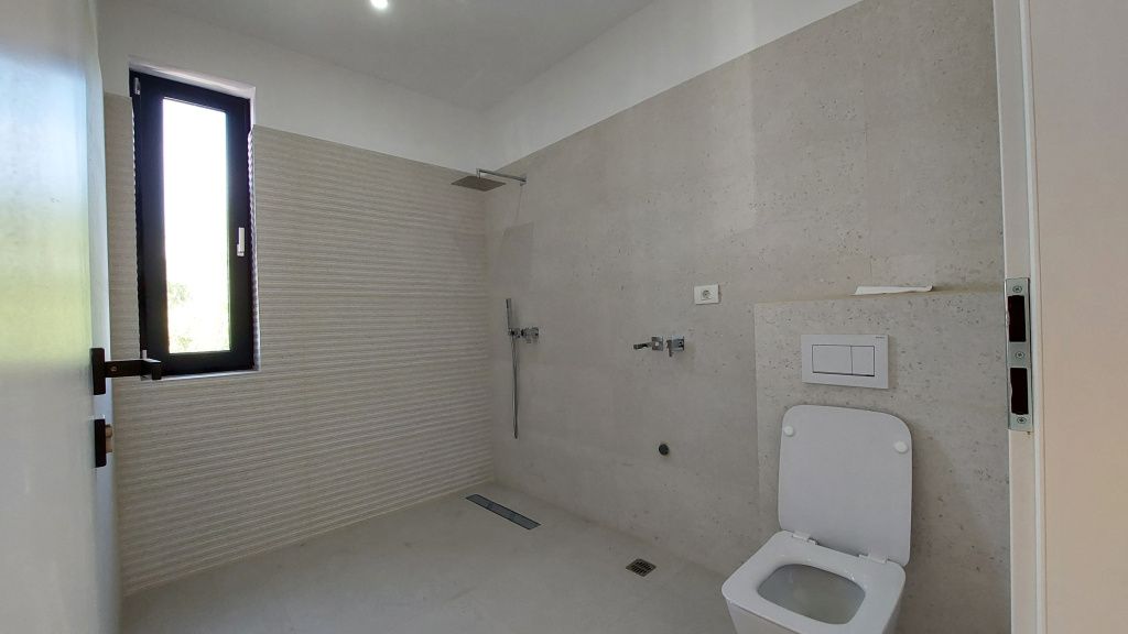 Cum arată o vilă nouă de peste jumătate de milion de euro din zona Pipera - Imagine 25