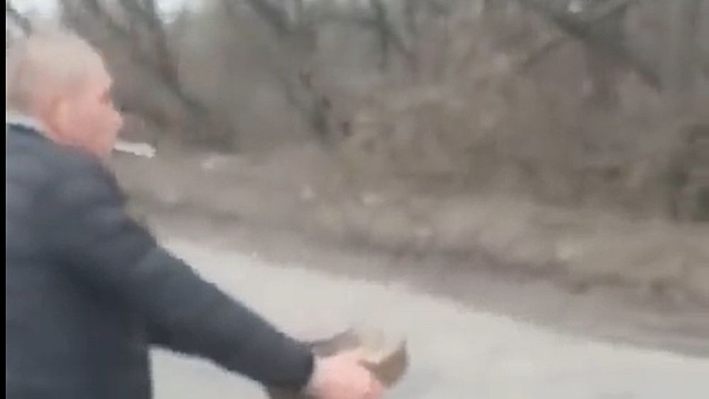 VIDEO Cum mută un ucrainean o mină antitanc? Cu țigara în gură