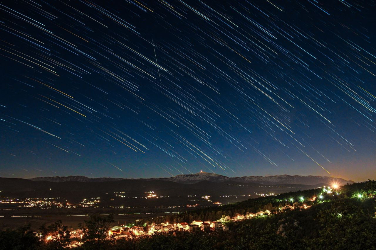 Perseidele se văd de la Promenada Mall. Telescoape, meteoriți și călătorii VR prin Sistemul Solar la AstroShow 2026