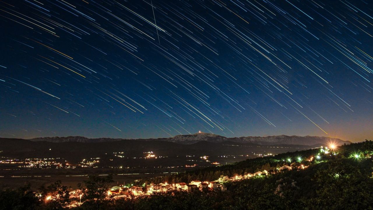 Perseidele se văd de la Promenada Mall. Telescoape, meteoriți și călătorii VR prin Sistemul Solar la AstroShow 2026