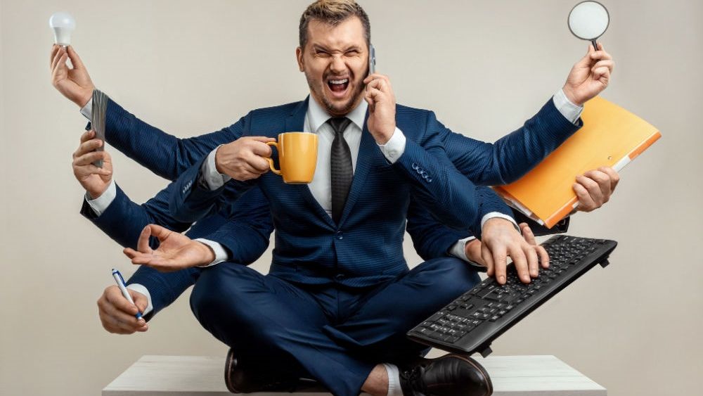 Banii fac legea: Mulți români au două joburi simultan. Unii câștigă și cu 50% mai mult