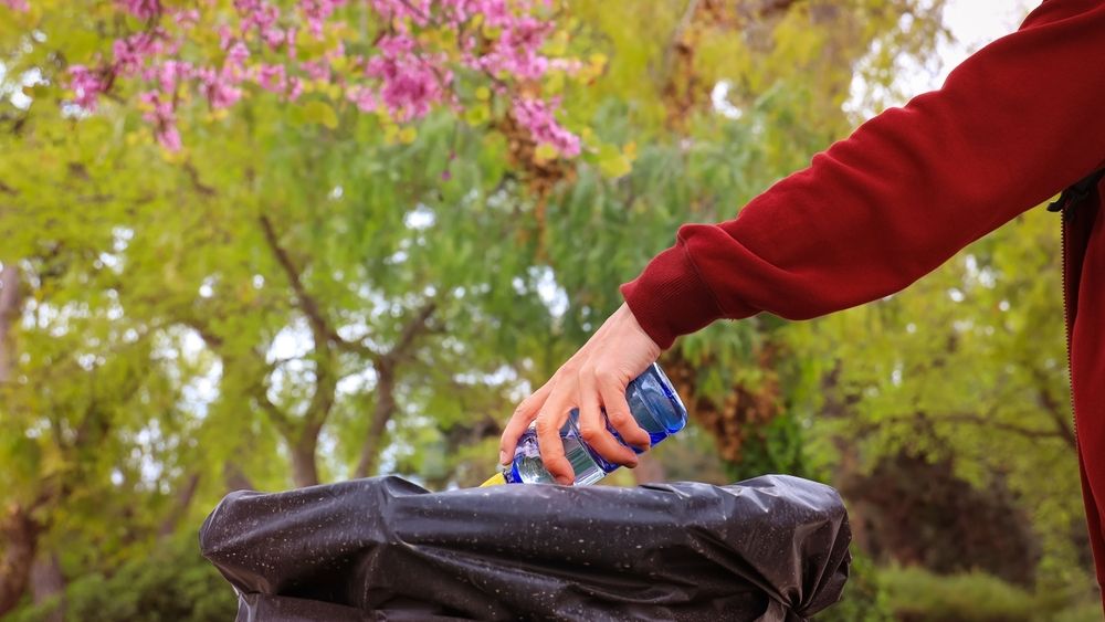 Coșuri de gunoi speciale în Capitală, destinate ambalajelor SGR, pentru cei care le colectează și recuperează valoarea garanției