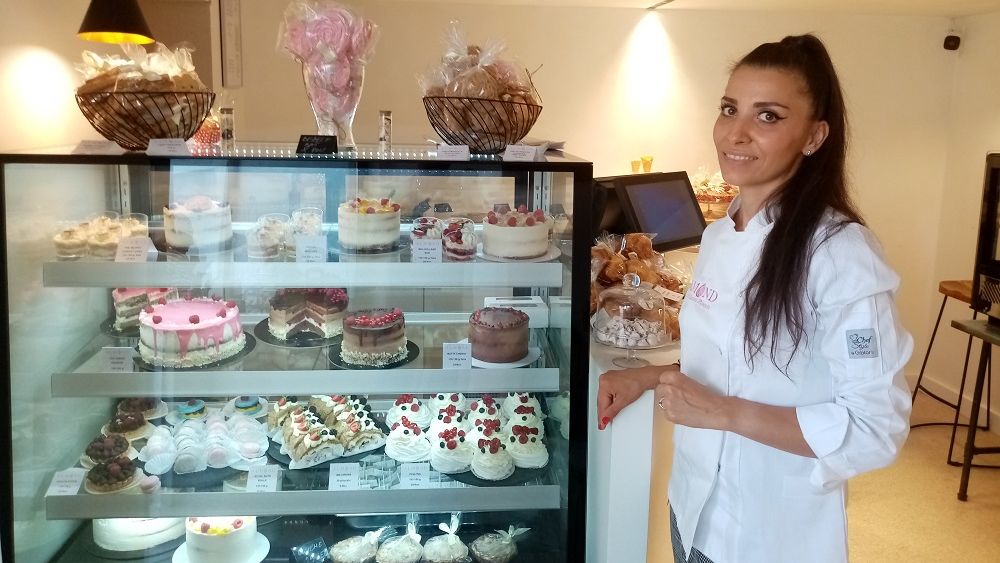 De la Qatar Airways la o cofetărie în Piața Romană. Cum a renunțat o însoțitoare de zbor la job pentru a face dulciuri fără zahăr
