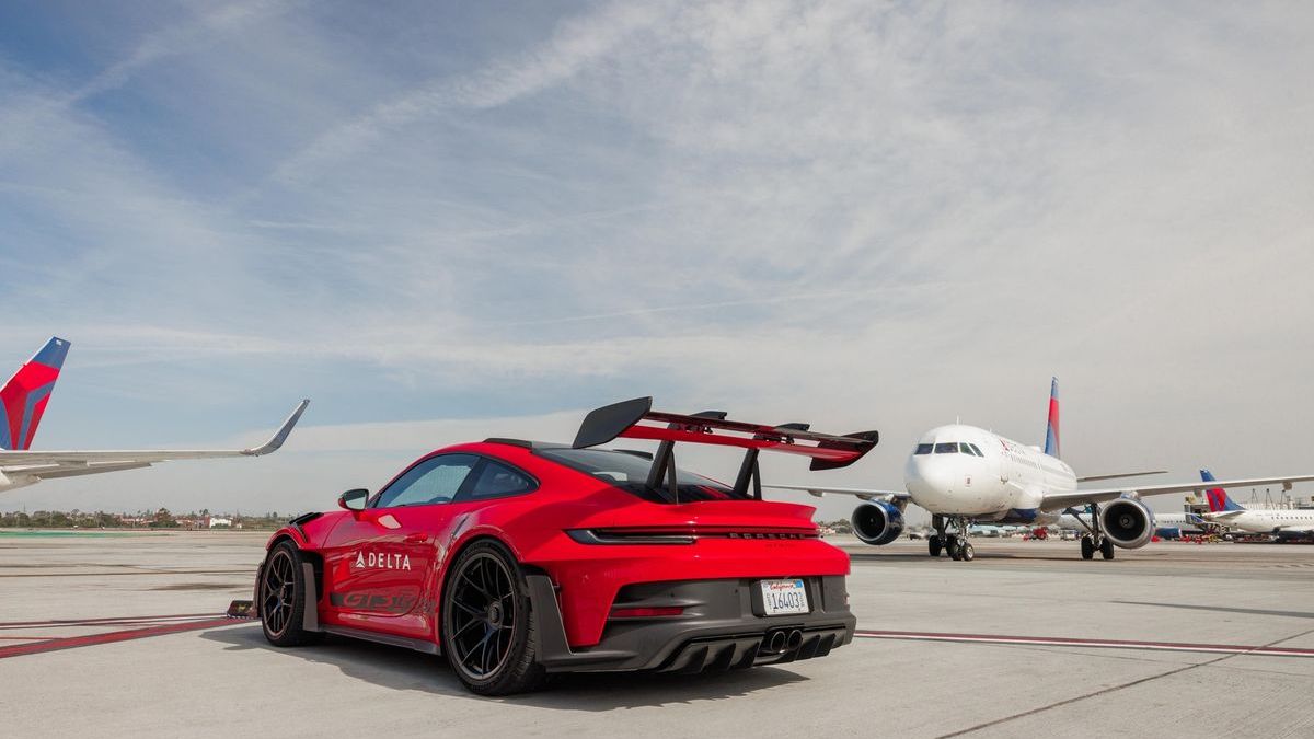 O companie aeriană folosește un Porsche 911 GT3 RS să-și transporte pasagerii grăbiți