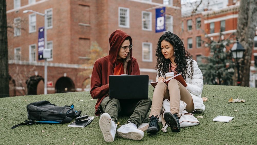 Sondaj FINS: 56% dintre tineri nu au bani puși deoparte ca să studieze la o facultate în străinătate