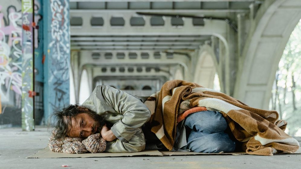 Oamenii străzii din Berlin trebuie să arate certificatul verde pentru a putea dormi la metrou